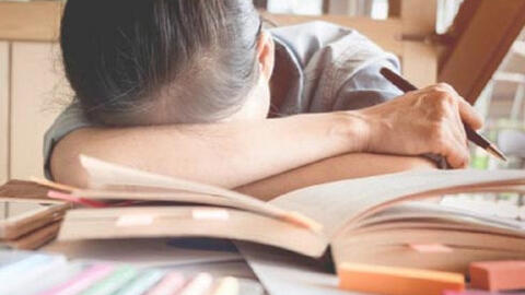 Học sinh ngủ gục trên lớp hoặc trong phòng thi: sức khoẻ học đường cần được lưu tâm hơn nữa?