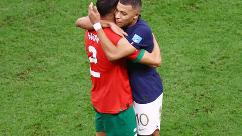 Kylian Mbappe ôm Hakimi động viên sau thất bại