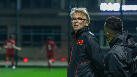 Trò cưng báo tin vui, HLV Troussier hồi hộp chờ cái “bắt tay” từ V.League cho nhiệm vụ sống còn