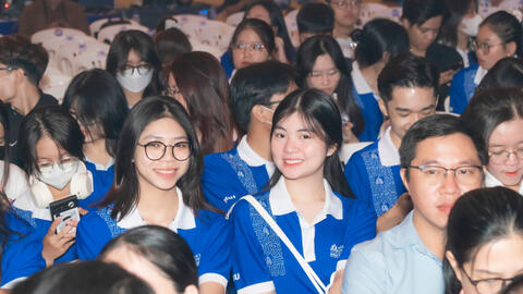 Một trường gây sốt với lễ khai giảng như ĐH nước ngoài, thầy cô và sinh viên thi nhau "bắn" 9 thứ tiếng