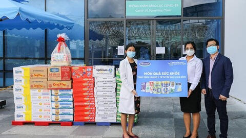 Chiến dịch 'Bạn khỏe mạnh, Việt Nam khỏe mạnh' Vinamilk trao tặng món quà sức khỏe đến cán bộ y tế tuyến đầu và gia đình nhân Ngày Gia đình Việt Nam