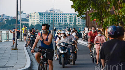 Hà Nội: Người dân đổ ra đường vui chơi nhân hết Chỉ thị 16
