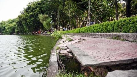 Hà Nội xem xét việc thay kè đá bằng kè bê tông quanh Hồ Gươm