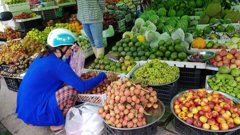 Thị trường đồ cúng tết Đoan Ngọ mùng 5/5: Trái cây, hoa tươi rục rịch tăng giá