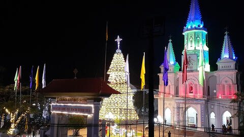 Cây thông Noel được kết từ 1000 nón lá tại Nghệ An