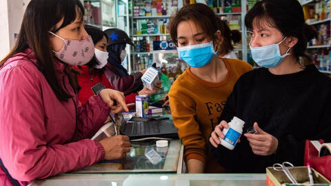 Tại sao khi mua thuốc ho, sốt phải khai báo y tế?