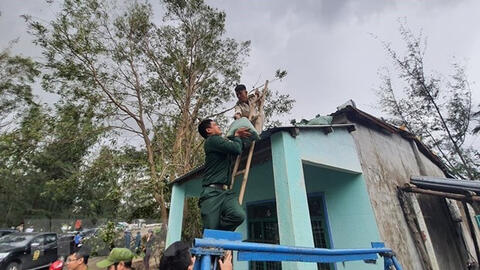 Các tỉnh miền Trung căng mình ứng phó với hoàn lưu bão số 13