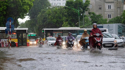 Hà Nội và những lần phố biến thành sông sau mưa lớn