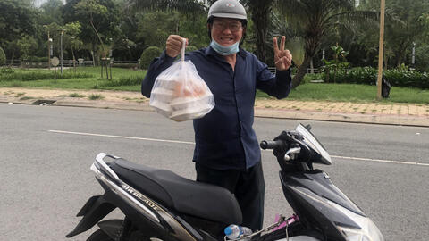 Ở tuổi U70, nghệ sĩ Duy Phương phải bán bánh bèo kiếm sống