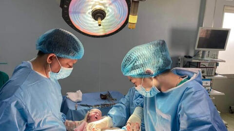 Tin giả vụ bác sĩ rút ống thở người thân cứu sản phụ gây hậu quả ra sao?