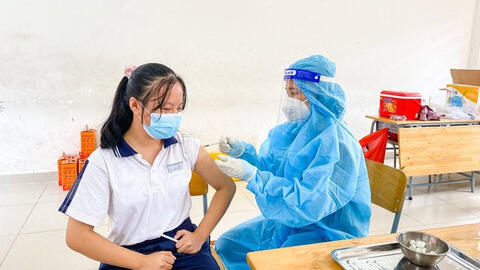 Bộ Y tế hướng dẫn theo dõi sức khỏe sau tiêm vaccine COVID-19 cho trẻ em từ 12-17 tuổi