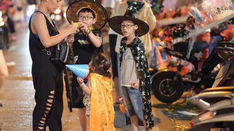 Phố cổ Hà Nội trước Halloween: Không quá đông đúc, không có hiện tượng chen lấn, xô đẩy