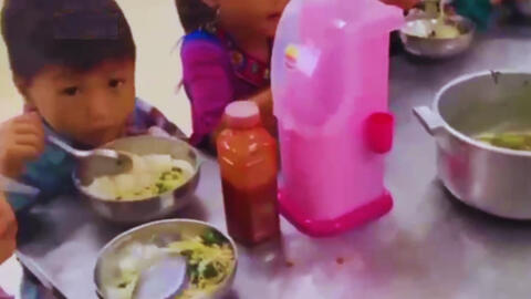 11 học sinh, 2 gói mì tôm chan cơm nhưng hiệu trưởng vẫn khẳng định "đủ cho các cháu ăn": Có lạnh lùng quá không?