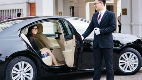 Đi đón 5 vị khách quan trọng nhưng xe chỉ có 4 chỗ phải làm sao? Ứng viên EQ cao đưa cách giải quyết thông minh