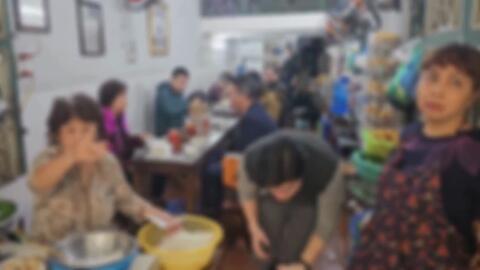 Chủ quán phở ở Hà Nội nói về nam TikToker ngồi xe lăn: "Không có như trên mạng đâu, chú ấy ăn xong vẫn tươi cười đi ra"