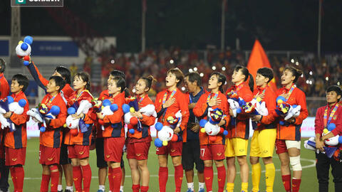 Chùm ảnh: HLV Mai Đức Chung và học trò rạng rỡ ăn mừng HCV SEA Games thứ 2 liên tiếp
