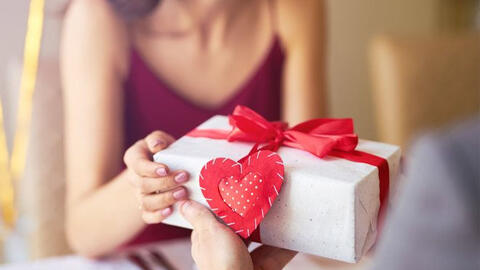 Valentine 2021, nên tặng quà gì?