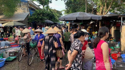 Người dân chen nhau mua thực phẩm tại chợ đầu mối