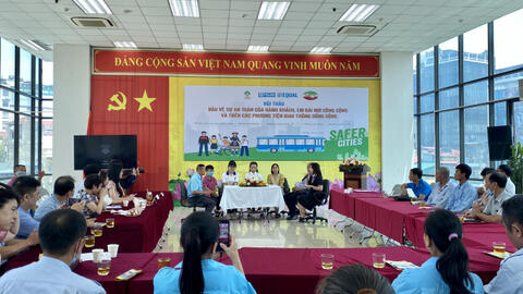 Hà Nội: Bảo vệ hành khách và trẻ em gái trên các phương tiện giao thông công cộng