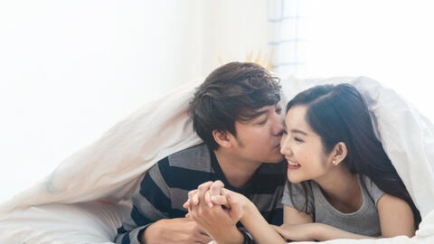 Vì sao phụ nữ dậy thì, có kinh nguyệt, thai nghén, rồi mãn kinh?