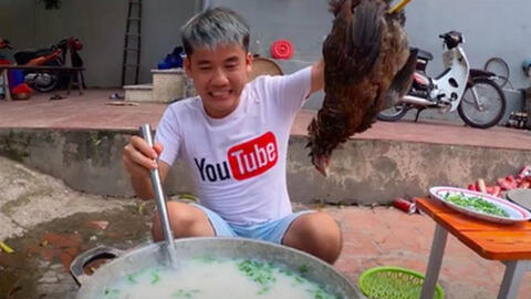 Vụ Hưng Vlog nấu cháo gà nguyên lông: Căn cứ xử phạt đã thỏa đáng?