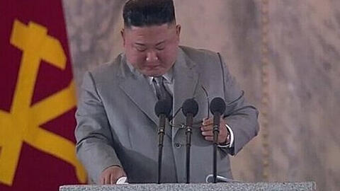 Lãnh đạo Triều Tiên Kim Jong-un khóc xin lỗi nhân dân