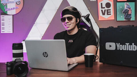 Nam Youtuber nổi tiếng của Indonesia: "Tôi áp lực khi phải trở nên hoàn hảo"