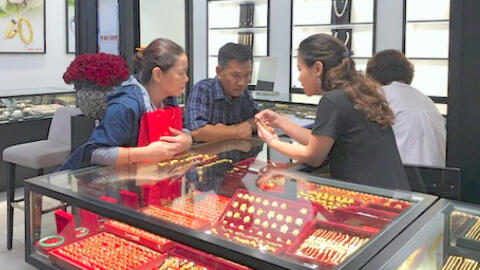 Cuối tuần giá vàng trong nước giảm mạnh