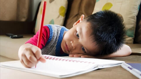 Học sinh tiểu học viết văn về bố mẹ, càng đọc càng thấy: "Hóa ra phụ huynh toàn thế giới đều như nhau"