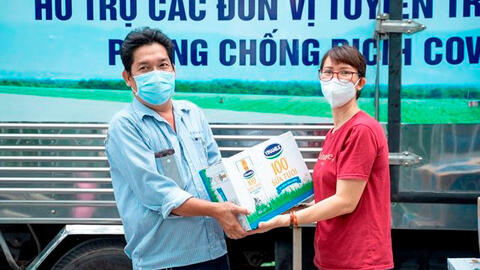 Vinamilk hỗ trợ 48.000 sản phẩm cho tổ công tác lấy mẫu, xét nghiệm của TP.HCM trong đợt dịch cao điểm