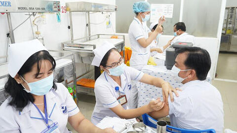 Hoàn thành tiêm mũi 3 vaccine COVID-19 cho người trên 18 tuổi trong quý I/2022