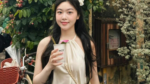 Ái nữ nhà MC Quyền Linh thể hiện EQ 1000 điểm khi xuất hiện cùng Hạt Dẻ và ba nhưng được khen "đẹp nhất nhà"