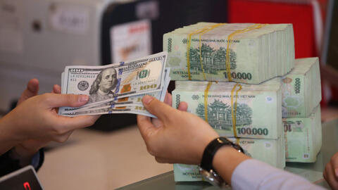 Giá USD ngân hàng chính thức lên 24.000 đồng