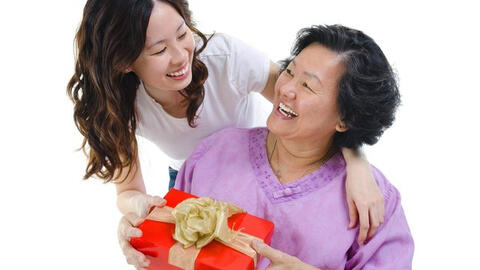 20/10 nên tặng gì để ghi điểm với mẹ chồng?