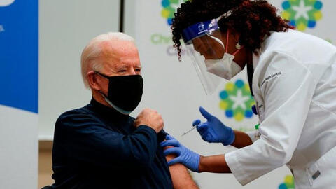 Ông Joe Biden tiêm vaccine trên truyền hình trực tiếp