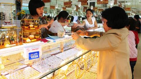 Giá vàng quay đầu giảm 100.000 đồng mỗi lượng