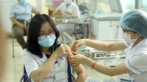 Việt Nam đã tiêm vaccine phòng COVID-19 cho hơn 15.800 người