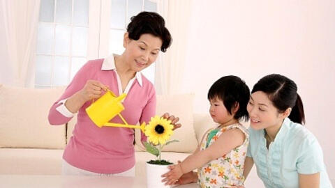 Hóa giải mâu thuẫn với ông bà trong nuôi dạy trẻ