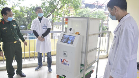 Việt Nam chế tạo thành công robot làm việc trong khu cách ly
