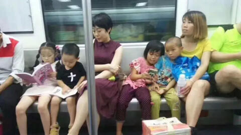 Một bức ảnh trên tàu điện ngầm viral rần rần, 2 phong cách giáo dục kinh điển được tái hiện