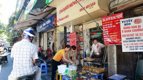 Quán chả rươi 30 năm ở Hà Nội khách xếp hàng tranh mua