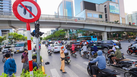 Hà Nội: Người dân ngỡ ngàng vì thí điểm phân luồng lại một số đường