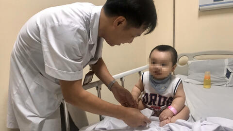Nhiều trẻ ở Hà Nội nhập viện vì xuất hiện triệu chứng của bệnh tay chân miệng