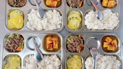 Ngỡ ngàng với suất cơm của 1 trường làng ở Hà Nội: Chỉ 20 nghìn đồng nhưng cực đầy đặn, ngày nào học sinh cũng no căng bụng