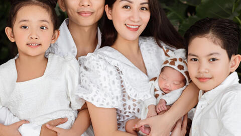 Khánh Thi khoe nhan sắc rạng rỡ bên chồng con, tiết lộ có những lúc mệt mỏi phải gồng mình