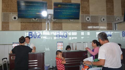 Vietnam Airlines mở quầy làm thủ tục hàng không riêng cho gia đình có người cao tuổi, trẻ nhỏ