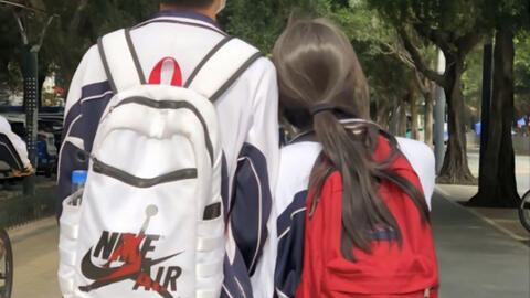 Chuyện cảm động nhất ngày mưa: Nữ sinh NEU... xiêu lòng vì hành động của chàng trai HUST, thế giới họ yêu nhau thế này sao?