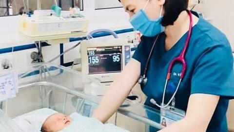 Tình trạng sức khỏe của bé trai 3 ngày tuổi bị bỏ rơi ở hố ga hiện ra sao?
