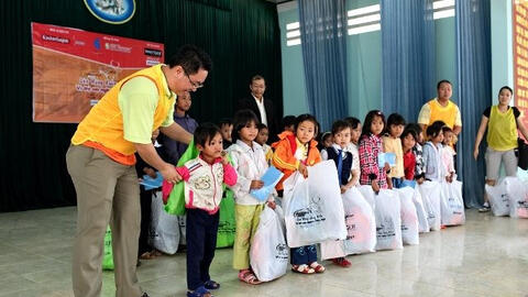 Đầu năm, ‘xông đất’ nhóm caravan thiện nguyện của Câu lạc bộ doanh nhân 2030