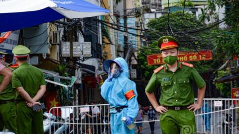 Tiếp tế lương thực tại khu phong toả nóng nhất Hà Nội